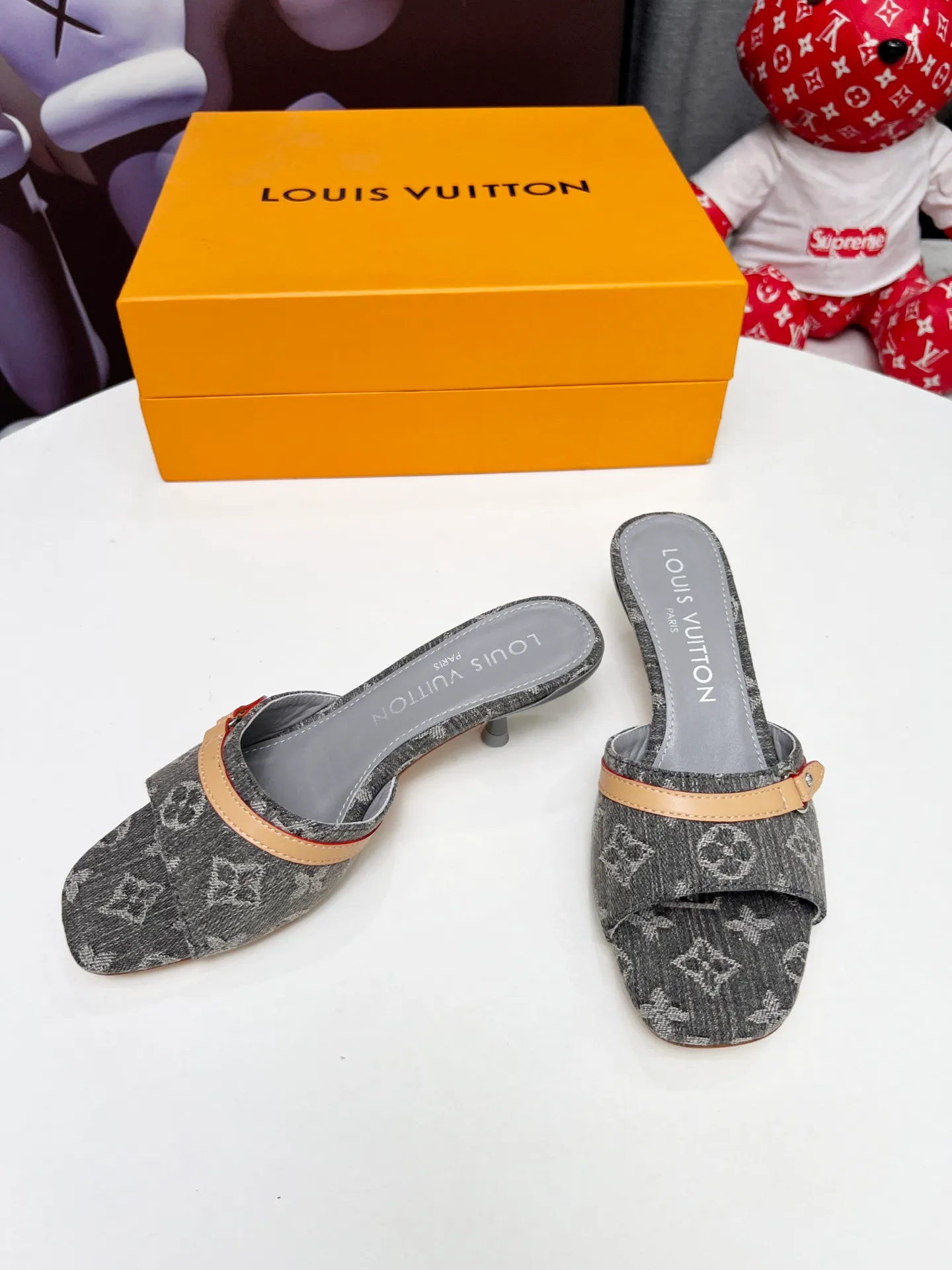 👟👟Ex-factory price 440👟👟 LV new denim kitten heel slippers 2025 summer must-have for goddesses, original replica, super comfortable on the feet. Show off the queen's temperament, the heel height is 5.5CM, which shows your temperament without being tiring. Standard code: 35-42 (41 and 42 codes are customized, non-returnable and non-exchangeable)